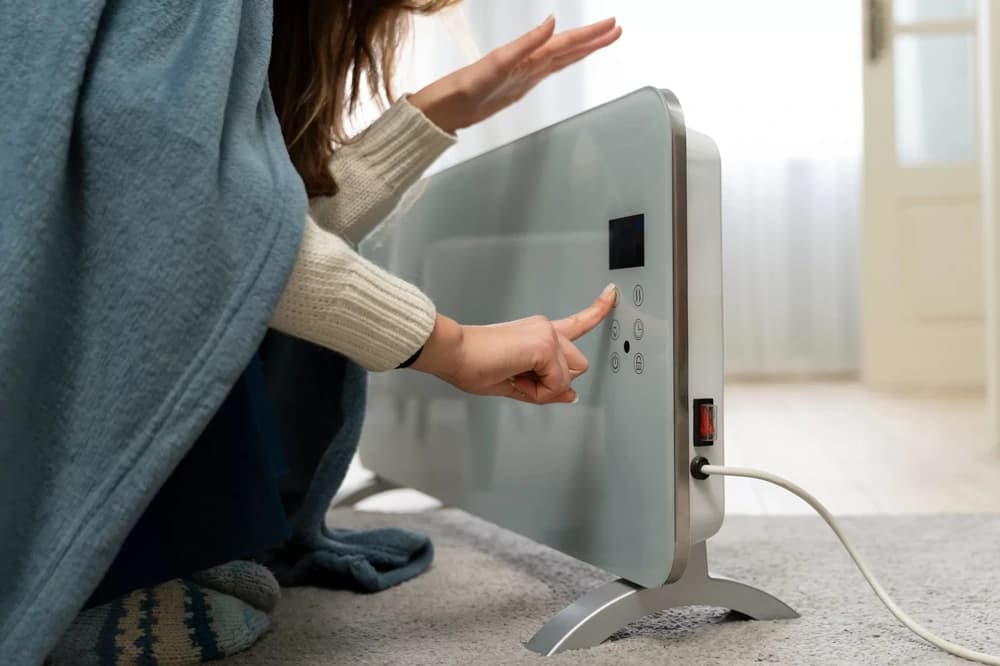 ผู้ใช้งานตรวจสอบอุปกรณ์อิเล็กทรอนิกส์ก่อนการขนส่ง