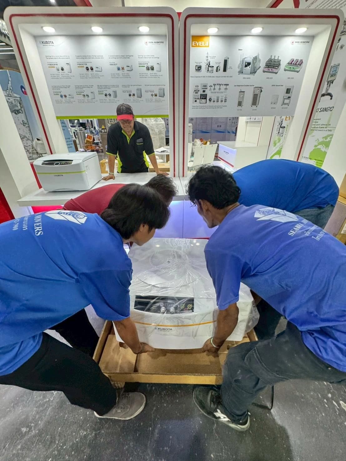 ภาพบริการขนย้ายสินค้าเข้างานโชว์ งานแสดงสินค้า Seabra Movers 6